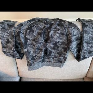 BLACK CAMO-GYMSHARK-long sleeve croptop-XS